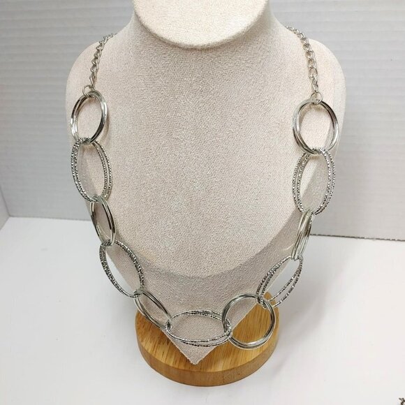 ⭐️3/$30 Hammered Link Silver Tone Necklace Modern Classic doble Large Circles - Picture 1 of 5
